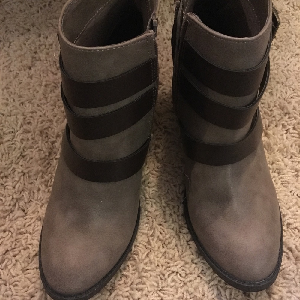 ADORABLE short boots! 💕💕